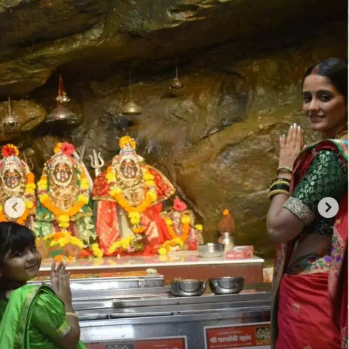 सई ने बेटी संग की पूजा