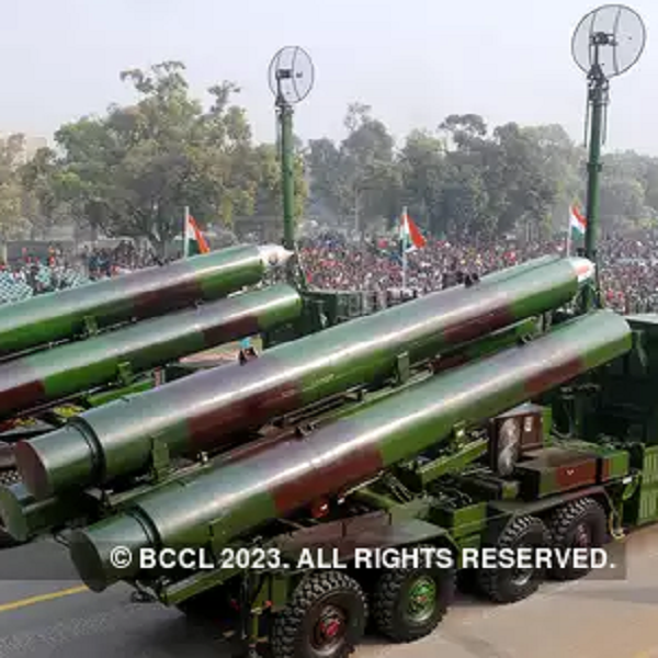 मौजूदा अत्याधुनिक सबसोनिक क्रूज मिसाइलों की तुलना में ब्रह्मोस के पास 3 गुना अधिक वेग है। 2.5 से 3 गुना अधिक उड़ान रेंज और 9 गुना ज्यादा काइनेटिक एनर्जी है। 