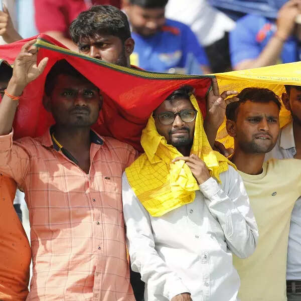 भीषण गर्मी से लोगों का हाल-बेहाल है। गर्मी से बचने के लिए घरों में दुबकने पर मजबूर हो रहे हैं।