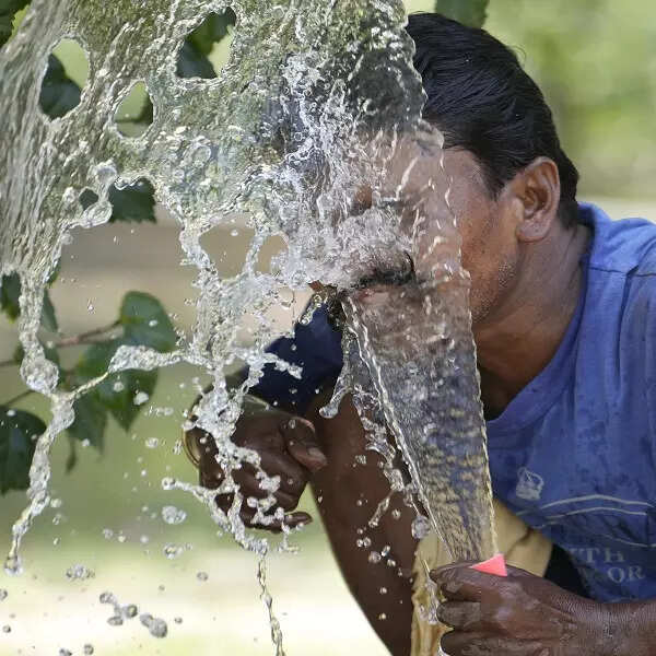 उत्तर भारत में कई जगहों पर भीषण गर्मी पड़ रही है। धूप होने पर तापमान 40 डिग्री से ऊपर चला जा रहा है।