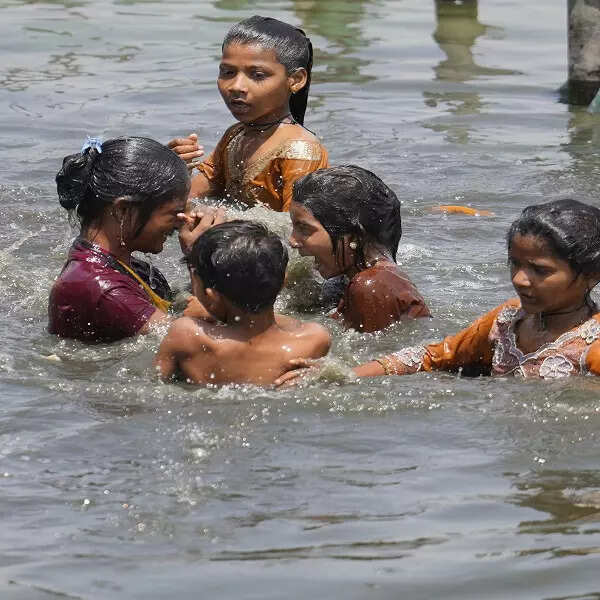 मौसम विज्ञान विभाग ने मंगलवार को दिल्ली में तेज हवाओं के साथ-साथ हल्की बारिश या कुछ स्थानों पर बूंदाबांदी का पूर्वानुमान लगाया था।