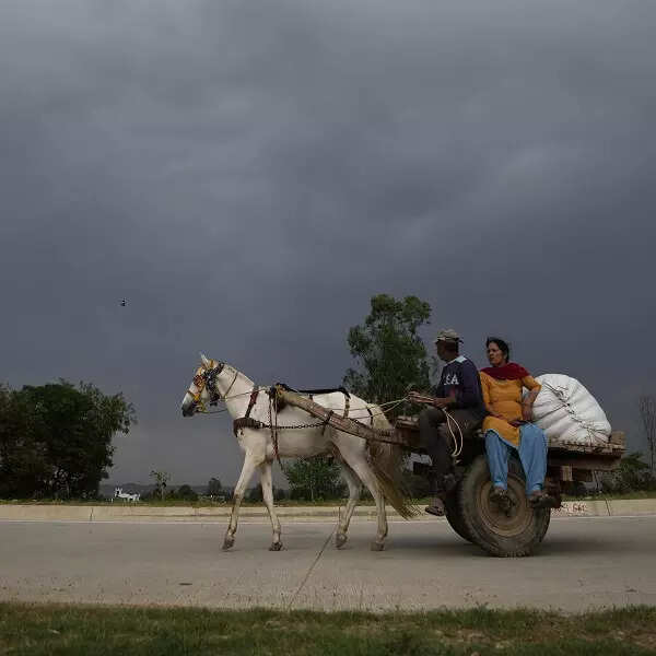 गर्मी के समय देश के कई भागों में आसमान में बादल छाए हुए हैं और बारिश की आशंका बनी हुई है।