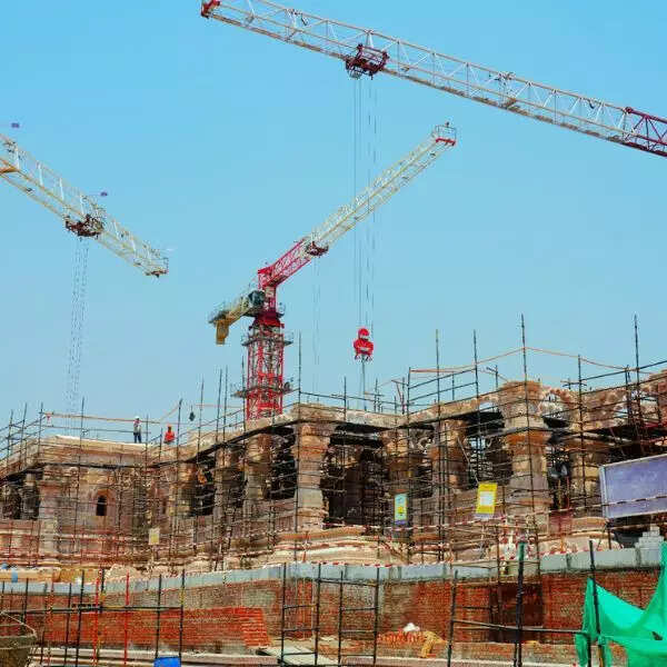नक्काशीदार पत्थरों से मंदिर के हर एक हिस्से को बेहतरीन तरीके से निखारा जा रहा है। राम मंदिर के भूतल का कार्य लगभग 85 प्रतिशत पूरा हो गया है।