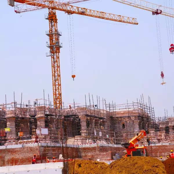 जानकारी अनुसार राम मंदिर के गर्भगृह का कार्य लगभग 90% तक पूरा हो गया है। फोटो में दिखाई दे रहा है कि मंदिर निर्माण में बड़ी-बड़ी मशीनें लगी हुई हैं।