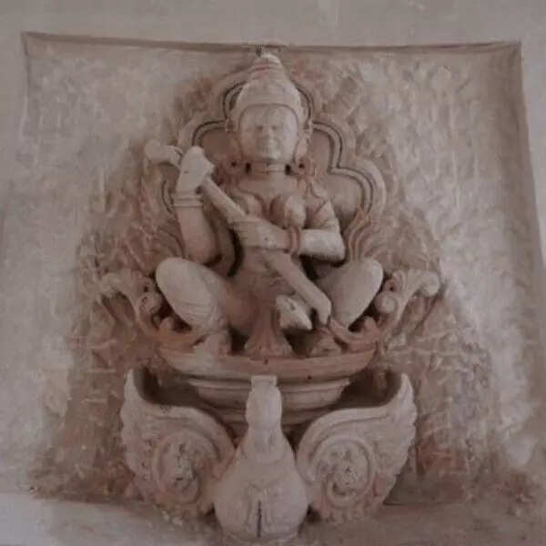 यह तस्वीर राम जन्म भूमि परिसर में बन रहे राम मंदिर की है। 