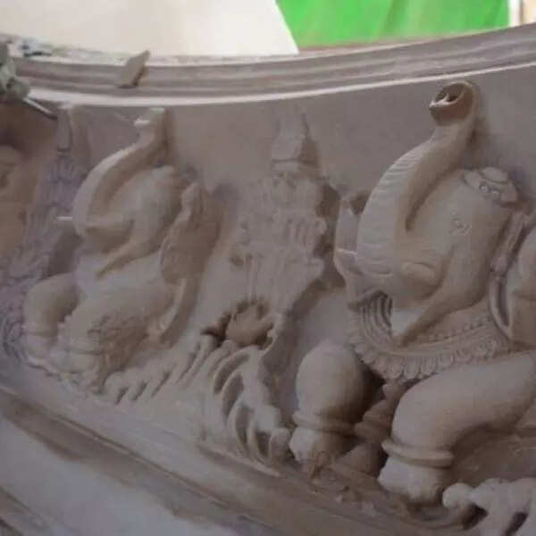 ​राम मंदिर में लगने वाले पत्थर में हाथी की आकृति उकेरी गई है, जो मंदिर को भव्यता दे रही है।