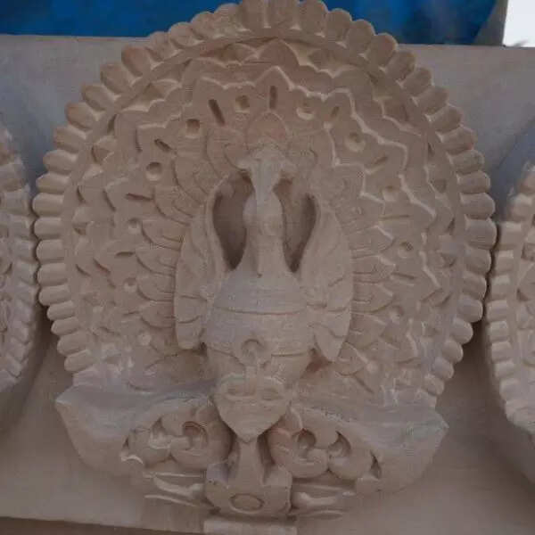 ट्रस्ट के महासचिव चंपत राय ने इस फोटो को जारी करते हुए लिखा है कि हमारे शास्त्रों की कहानियों के आधार पर पत्थर पर सुंदर मूर्तियां तराशी जा रही हैं। इन्हें बाद में निर्माण कार्यक्रम के अनुसार श्री राम जन्मभूमि मंदिर में खंभे, आधार और अन्य निर्धारित स्थानों पर चिपकाया जाएगा।