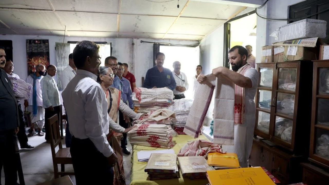 ग्रामोद्योग उत्पादों के कारोबार में 328 की बढ़ोतरी