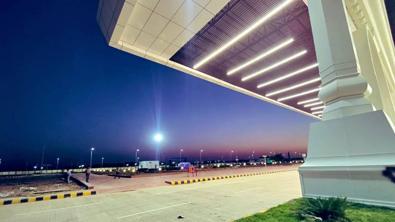 नई बिल्डिंग में ग्लोसाइन बोर्ड की व्यवस्था