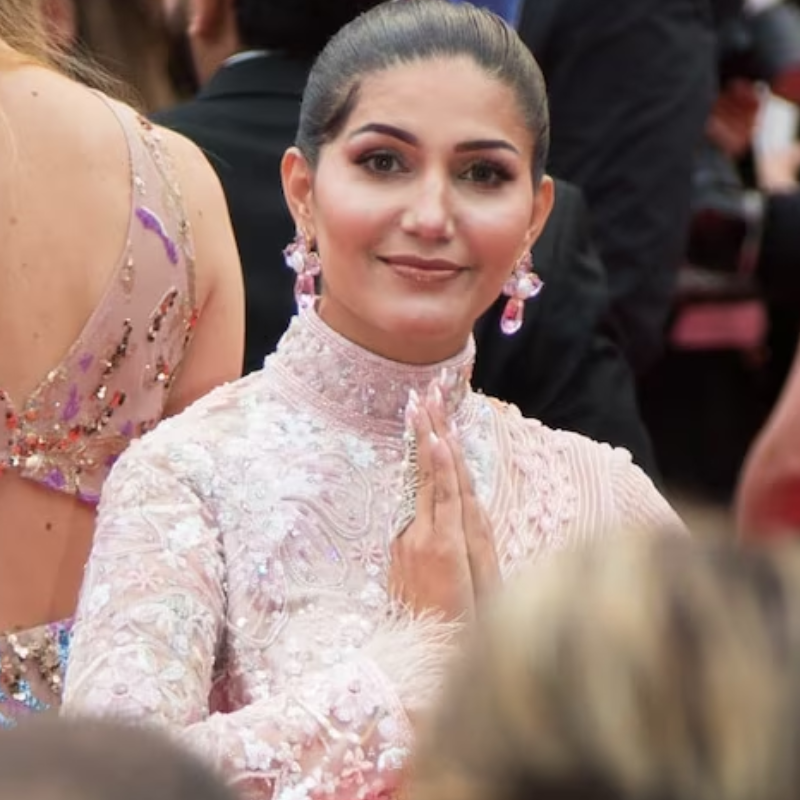 Sapna Choudhary ने हाथ जोड़कर बढ़ाया देश का नाम