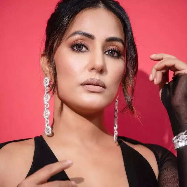 आईमेकअप में हिना ने कई लुक ट्राई किए जिसमें भारी काजल और हल्के आईशैडो का टच बहुत प्यारा लग रहा है। 