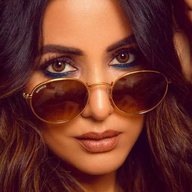 Hina Khan का नया लुक चर्चा में है जिसमें वह ब्राउन लाइनर और ब्लू काजल लगाए नजर आ रही हैं।