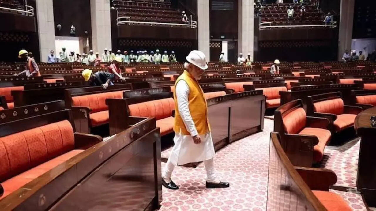 पीएम मोदी की देखरेख में तैयार हुआ है नया संसद भवन