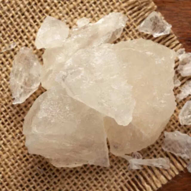 परिवार में लड़ाई झगड़ा होता हो तो काले कपड़े में फिटकरी बांधकर बिस्तर के नीचे रख दें।