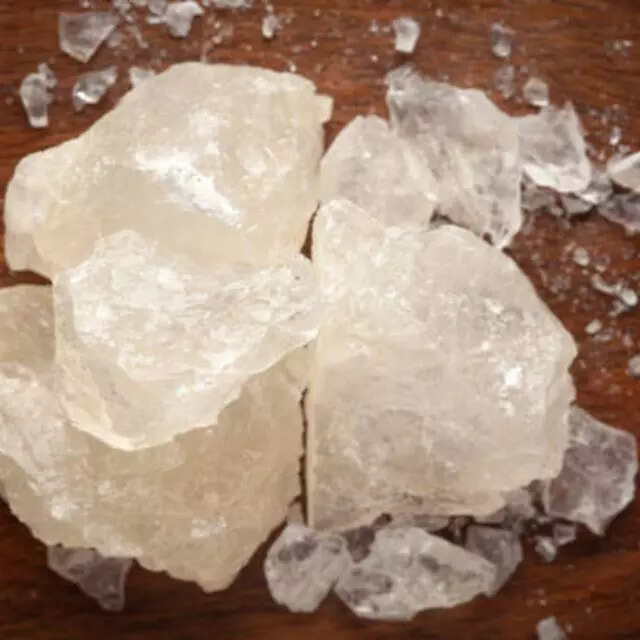 बिजनेस अच्छा न चल रहा हो तो फिटकरी को काले कपड़े में बांध कर मेन गेट पर टांग दें।