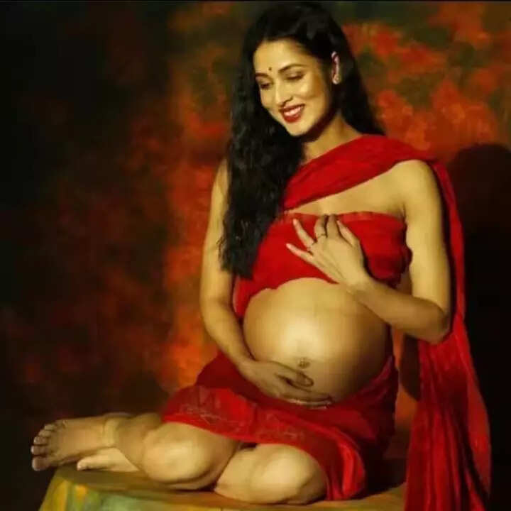 फ्लॉन्ट किया बेबी बंप
