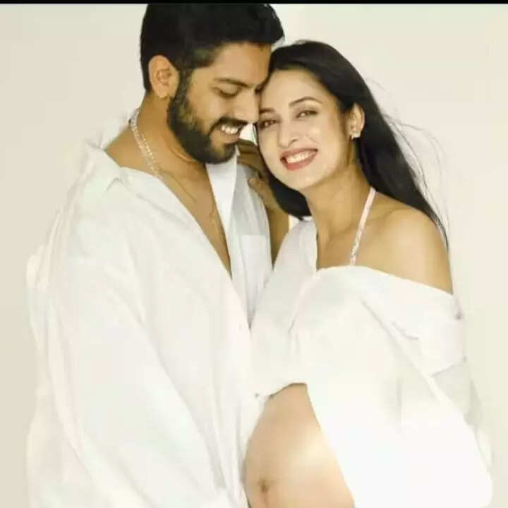 पति संग ट्विनिंग आउटफिट में दिखी विदिशा