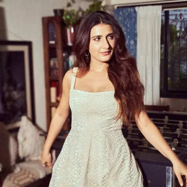 ऑफ व्हाइट शॉर्ट ड्रेस