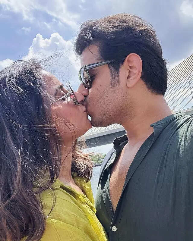 कपल ने किया लिपलॉक