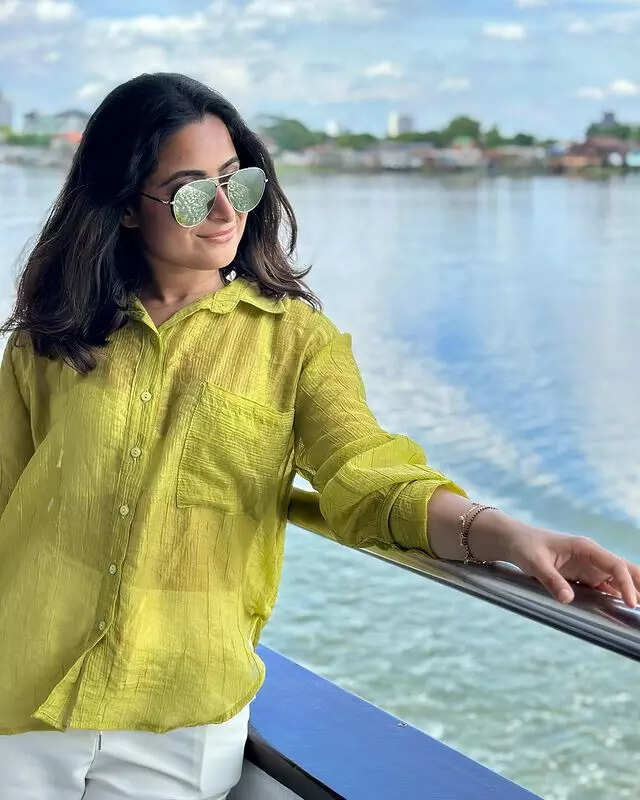 खूबसूरती निहारती दिखीं एक्ट्रेस