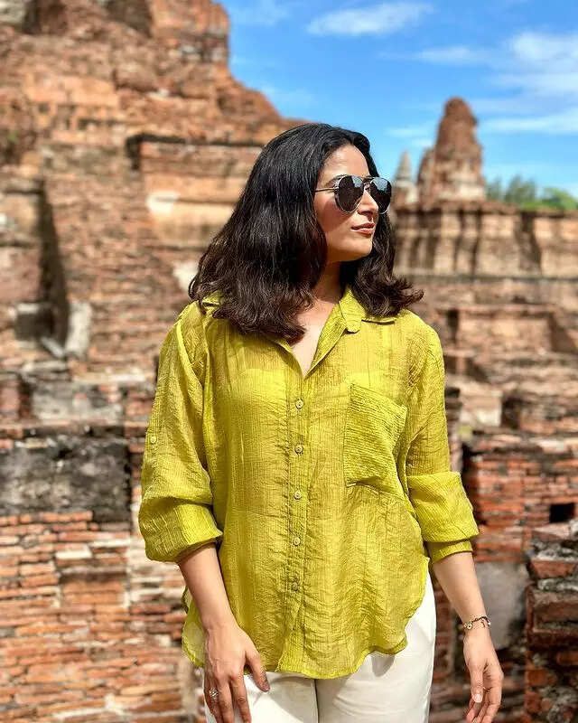 कैजुअल लुक में लगीं स्टाइलिश