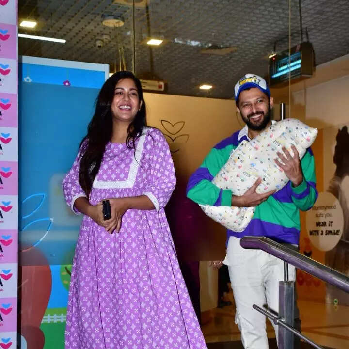 कैजुअल आउटफिट में नजर आया कपल
