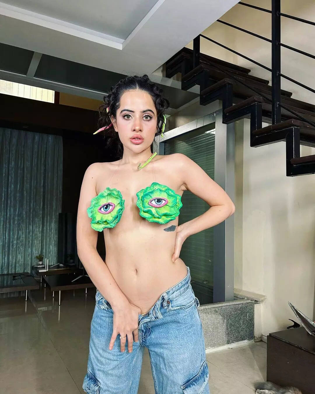 आंखो से बनाई ड्रेस