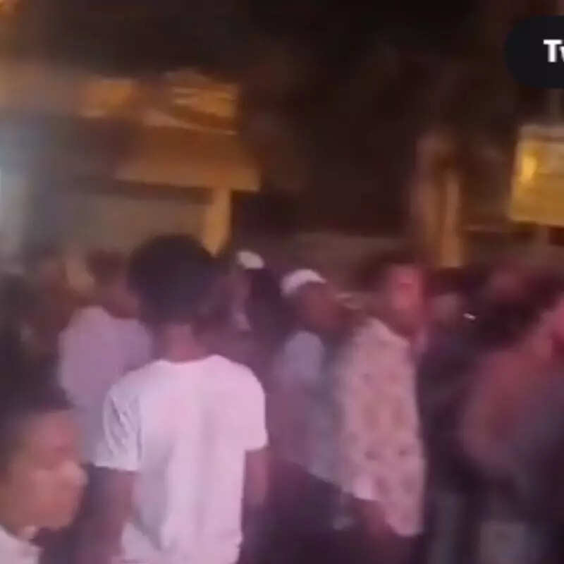 रात को 2 बजे तक थिएटर में भीड़