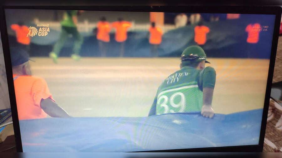 IND vs PAK LIVE जेंटलमैन हैं फकर जमां ग्राउंड स्टाफ की यूं की मदद