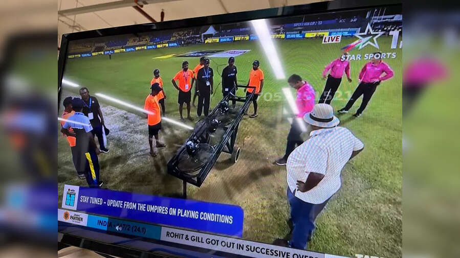 IND vs PAK LIVE इसे कहते हैं जुगाड़ यूं पंखों से सुखाई जा रही पिच