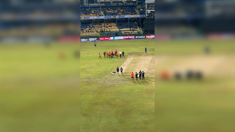 IND vs PAK LIVE पिच सुखाने का काम जारी है