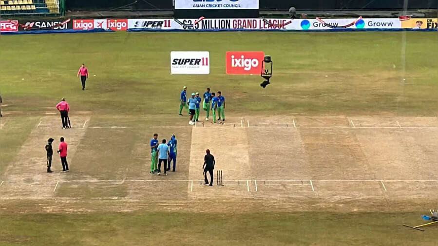 IND vs PAK Live Score अंपायर्स कर रहे हैं मैदान का मुआयना
