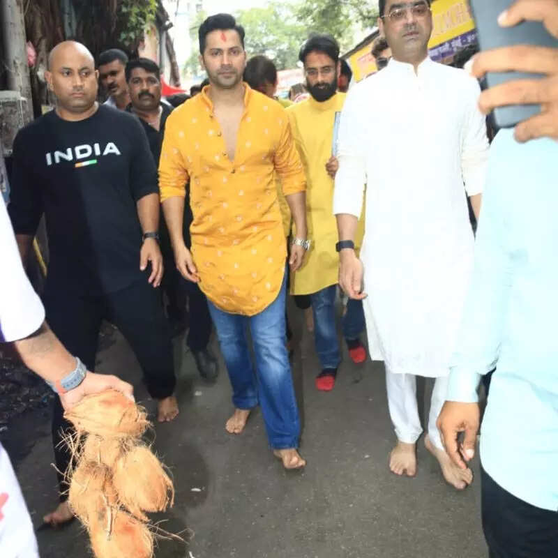 नंगे पैर बप्पा के दर्शन करने पहुंचे वरुण धवन
