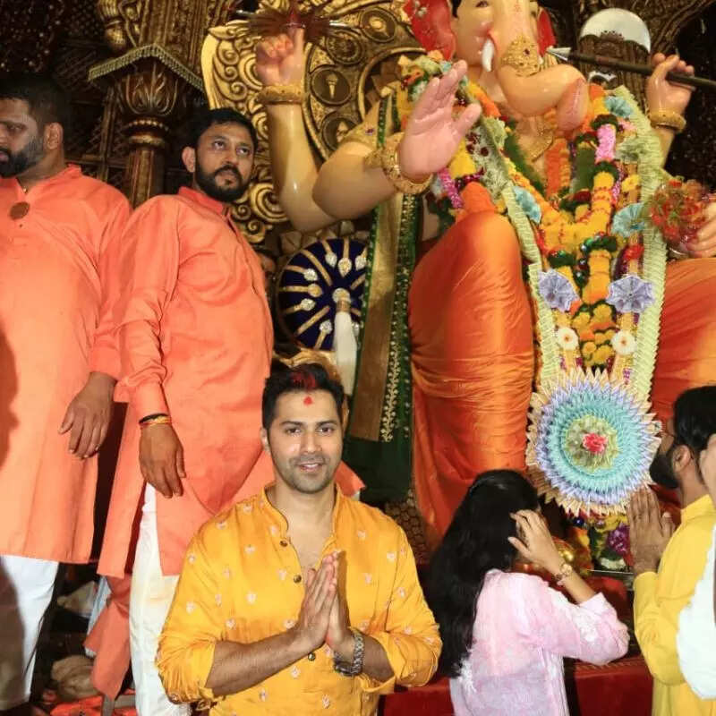वरुण धवन के चेहरे पर दिखी मुस्कान