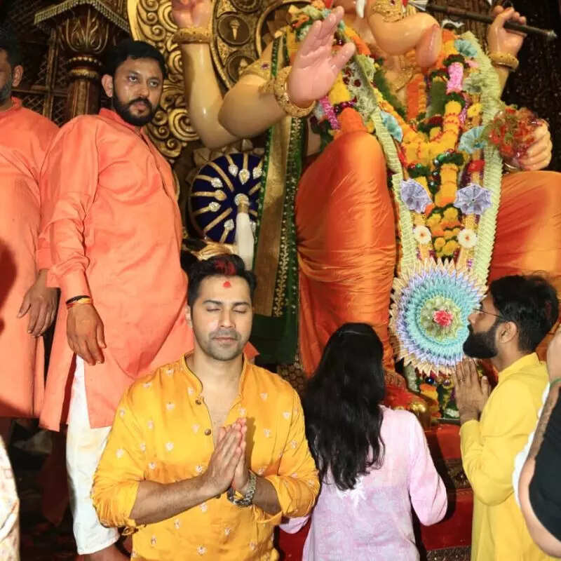 बप्पा की भक्ति में लीन दिखे वरुण धवन