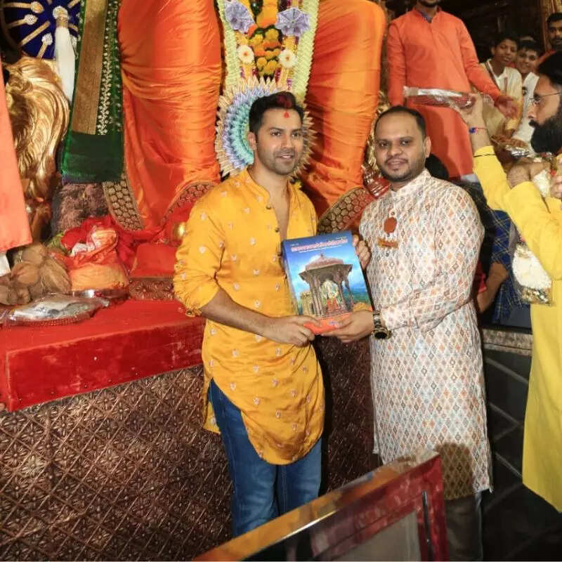 बप्पा के दरबार में दिखे वरुण धवन