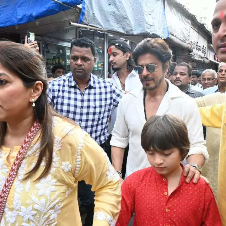 बेट संग नजर आए शाहरुख