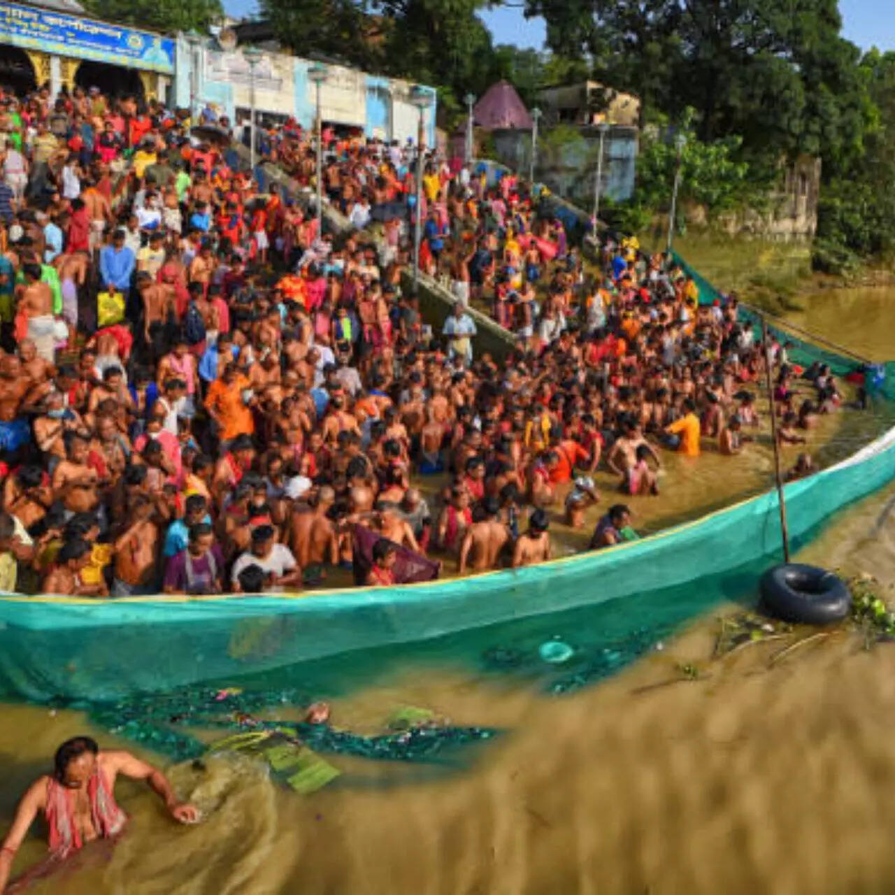 पितरों के देव अर्यमा की पूजा करें। साथ ही पितृ सूक्त या पितृ स्तोत्र का पाठ करें।
