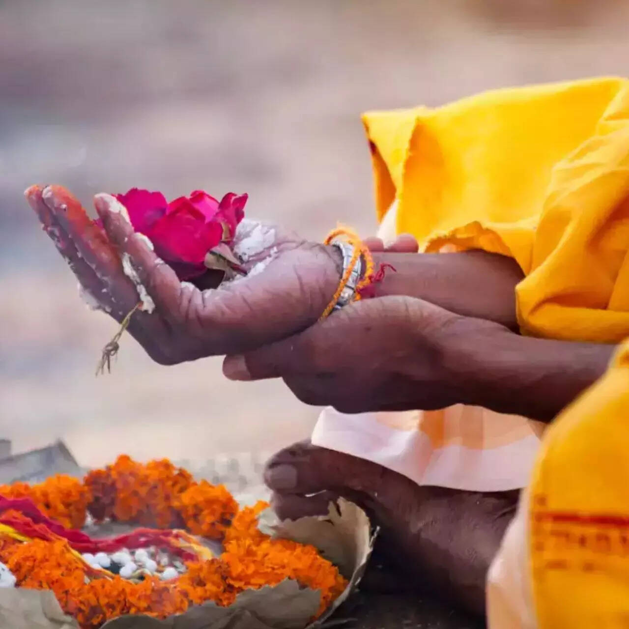 पितृ पक्ष में नए कपड़ों का दान करना चाहिए। हालांकि अपने लिए नए कपड़े नहीं लें।