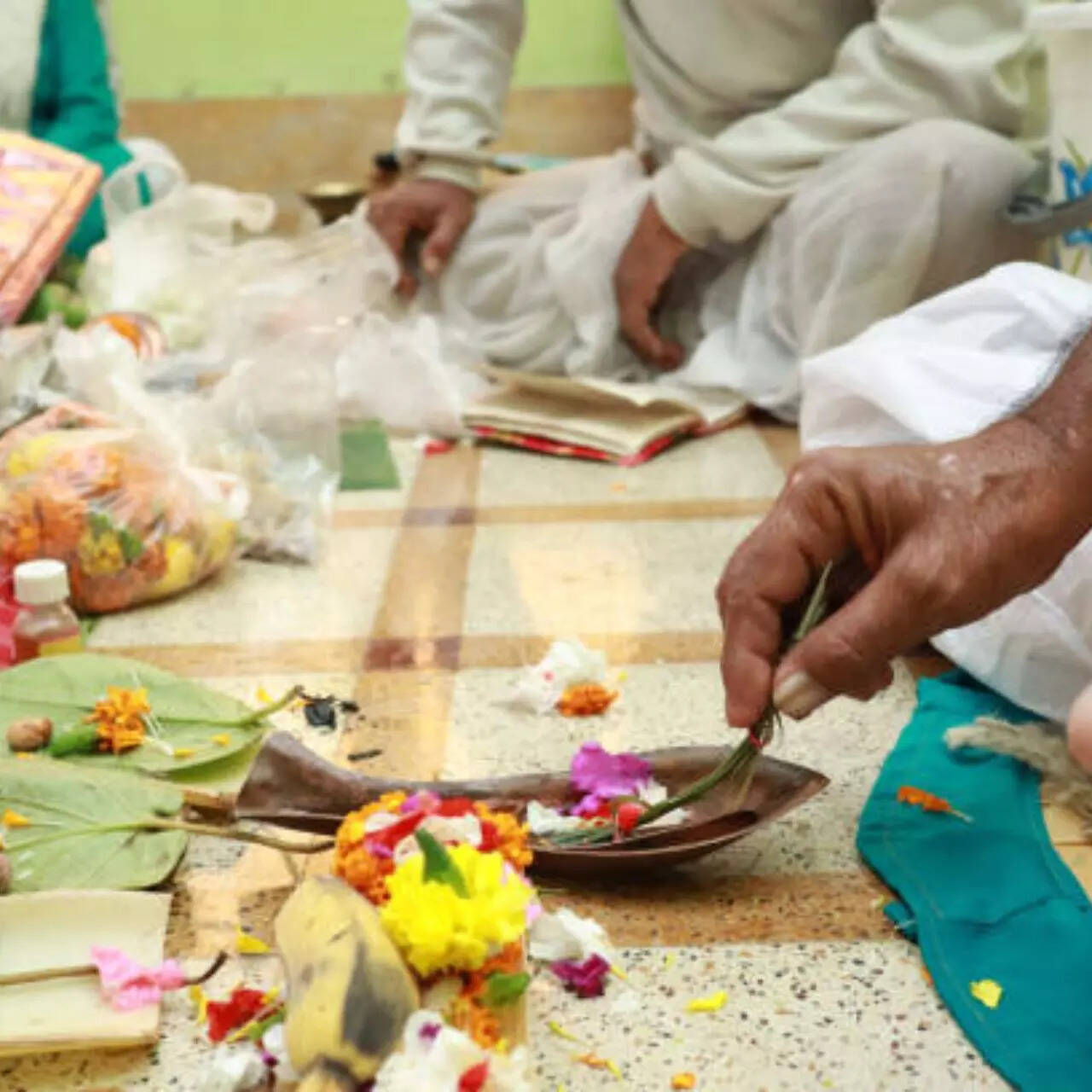 पितृ पक्ष में तिथि पर पितरों के लिए तर्पण पिंडदान श्राद्ध दान आदि करें।