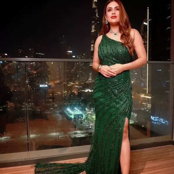 ग्रीन शिमरी गाउन