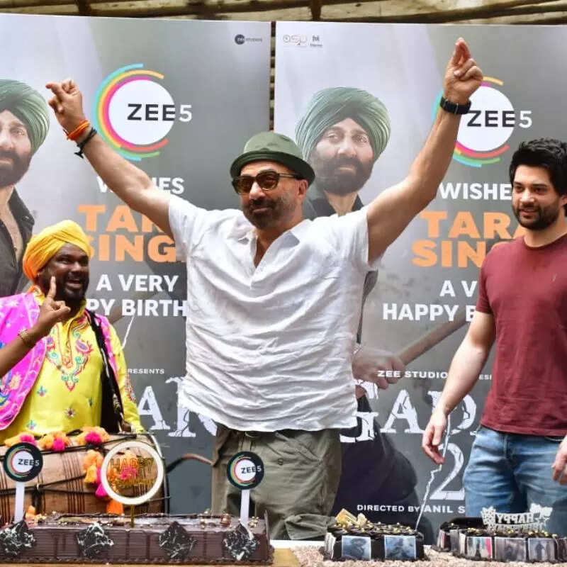 सनी देओल ने सेलिब्रेशन के बीच किया भांगड़ा