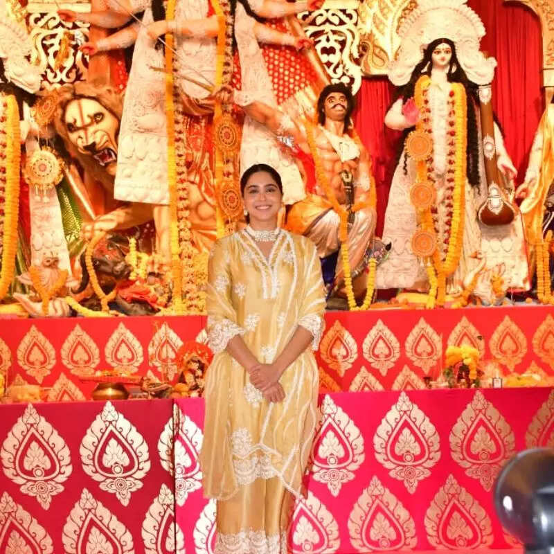 दुर्गा मां को नमन करने आईं शरवरी वाघ