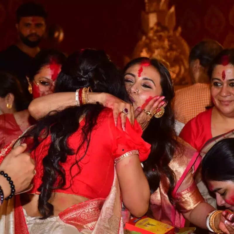 रुपाली ने रानी मुखर्जी संग खेला सिंदूर