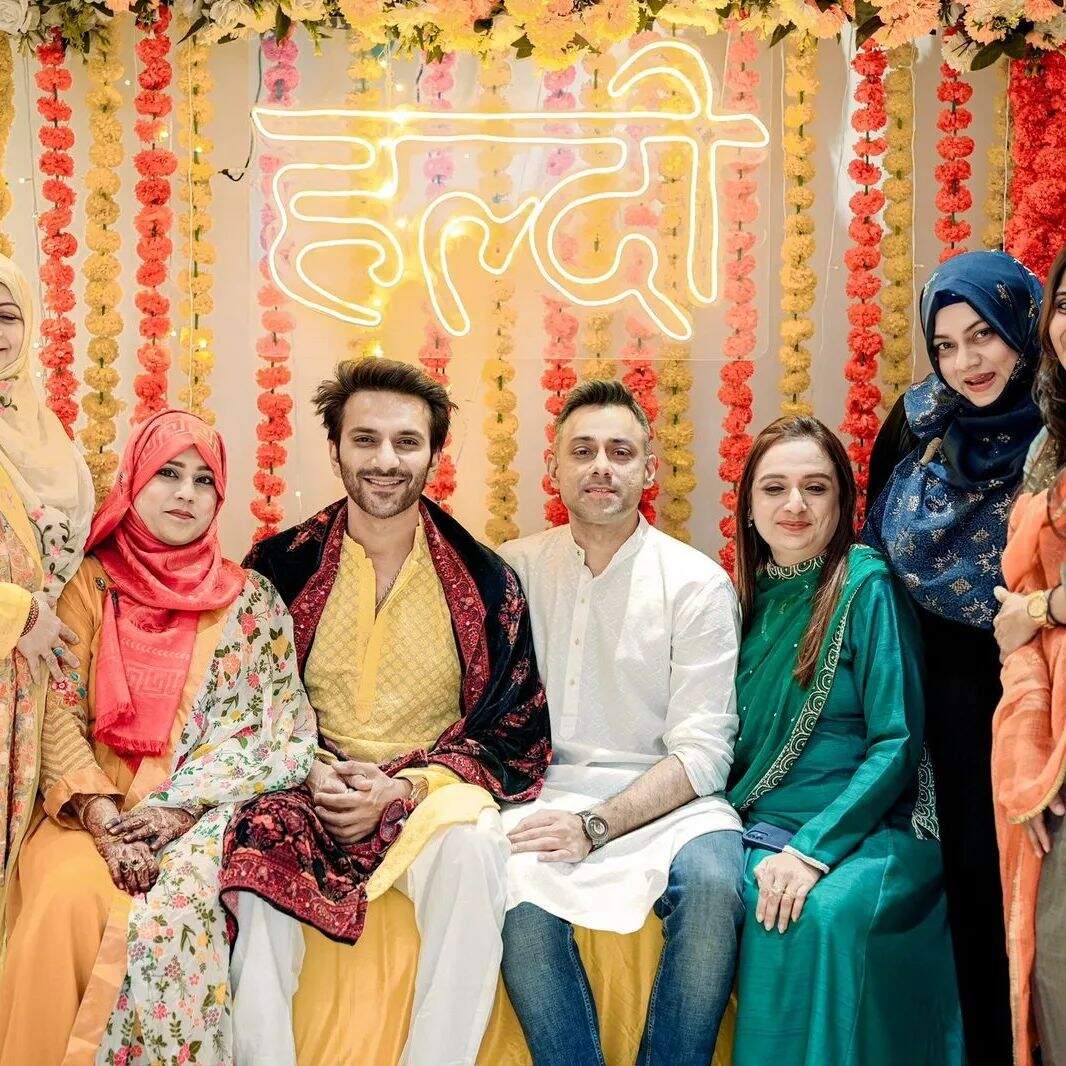 परिवार संग दिये पोज