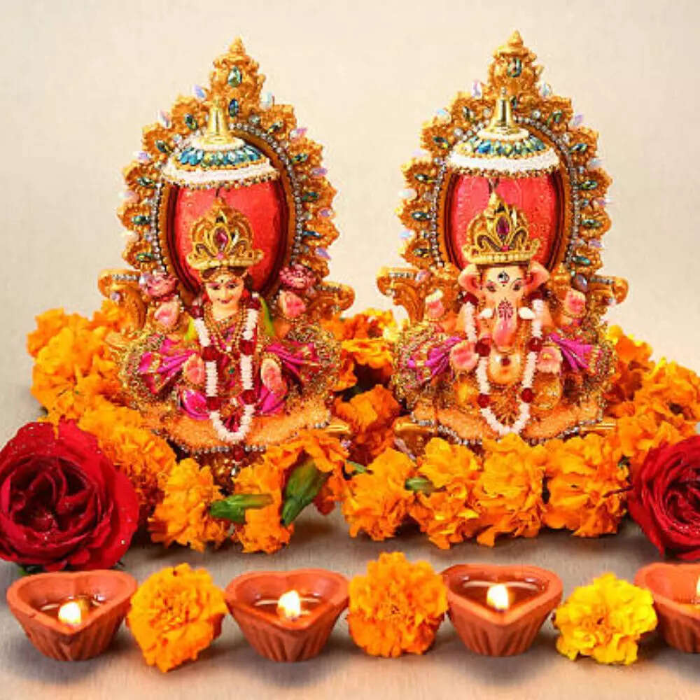 मिट्टी के गणेश जी और लक्ष्मी जी को धनतेरस के दिन घर जरूर लाना चाहिए।