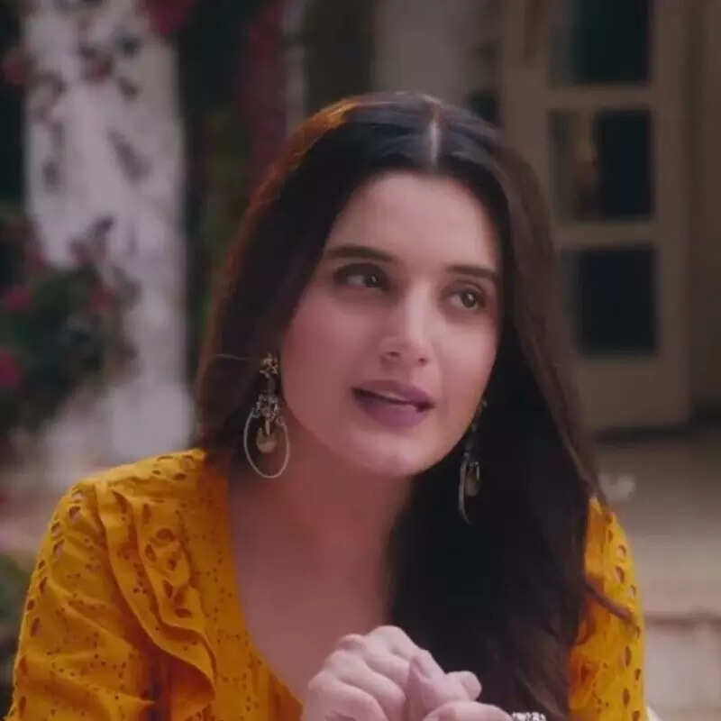 आंगन अपनों का