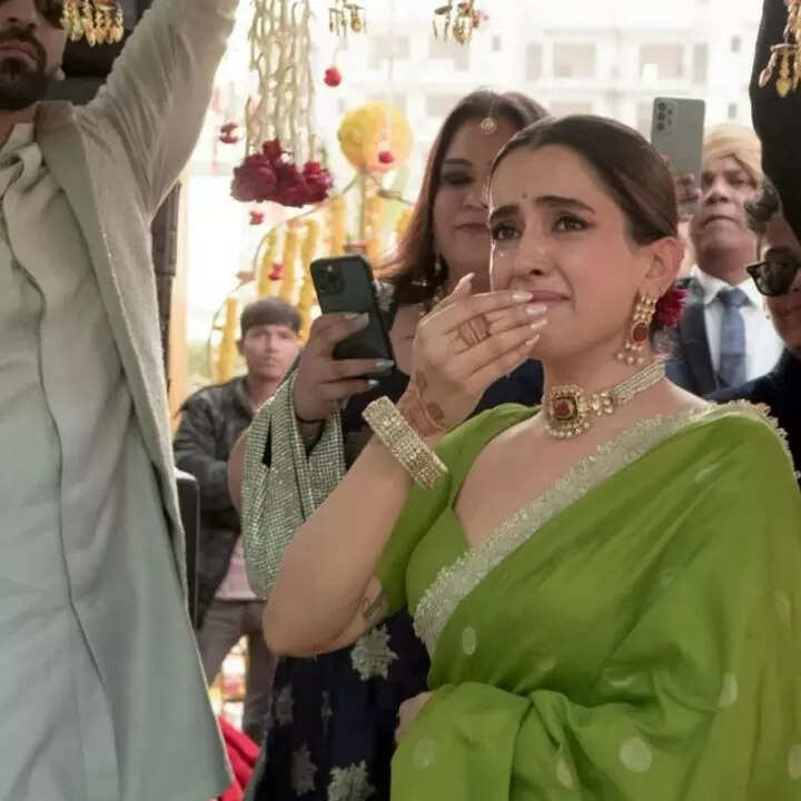 फूट-फूट कर रोईं सान्या