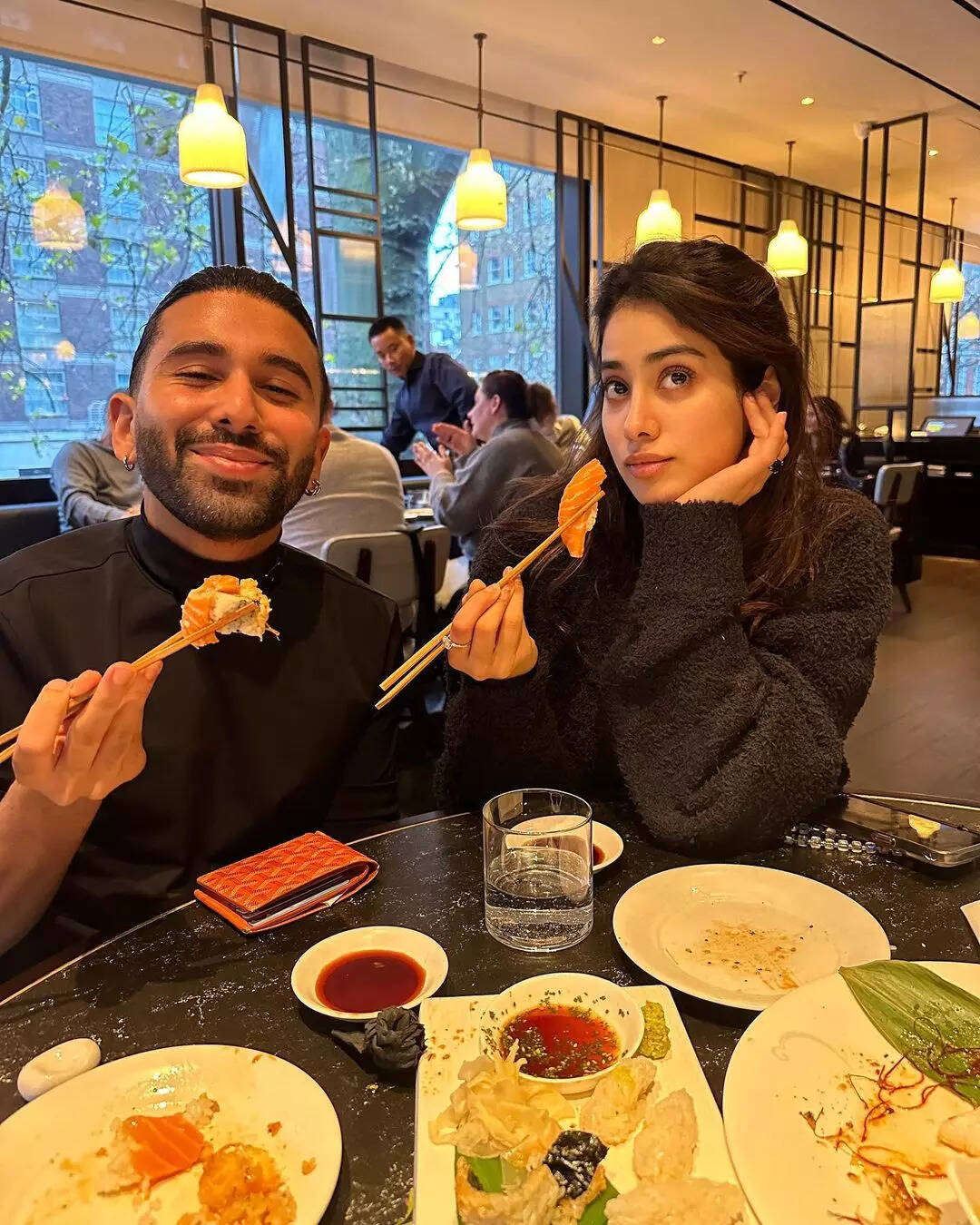 Janhvi Kapoor संग लिए खाने के मजे