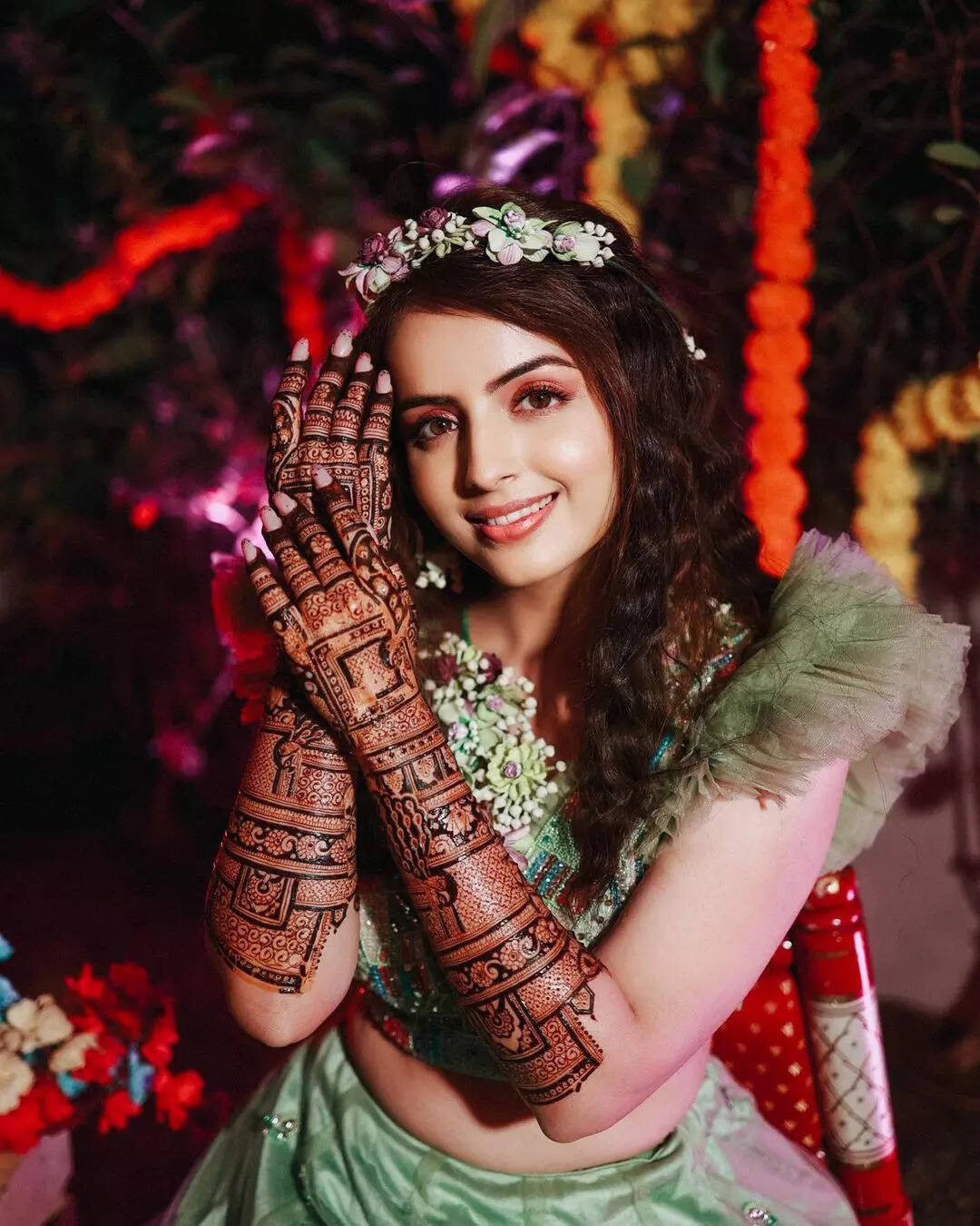 श्रेनु पारिख के हाथ में रची खूबसूरत मेहंदी